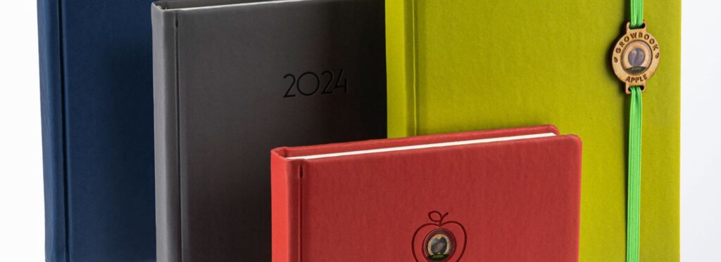 Notatnik firmowy - wizytówka marki 7 Zbliżenie na różnokolorowe notesy firmowe z nasionkami roślin